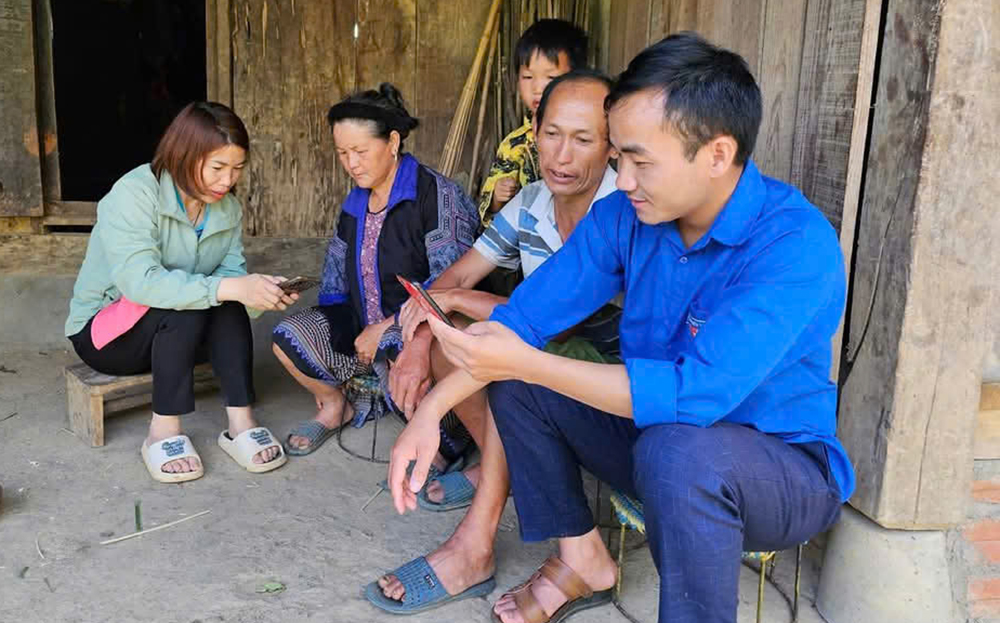 Đoàn viên thanh niên huyện Mù Cang Chải hướng dẫn người dân sử dụng các nền tảng số.